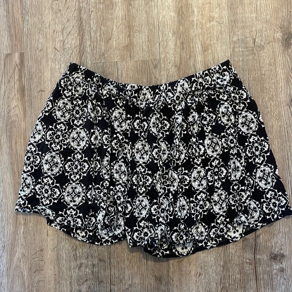 MOON KISS PATTERNED FLOWY SHORTS (L) - Picture 1 of 5
